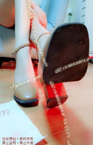 原味女鞋|鞋类,高中短跟,黄色粗根高跟鞋 穿的很脏呢