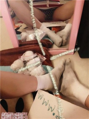 原味丝袜|袜类,现货5条以上臭袜打包,比臭脚杨幂脚丫子干劲还大的臭脚板子女大王祖奶奶的脚丫就是这么屌让努努个个拜服！[本页面出售的是打包极臭白棉袜]