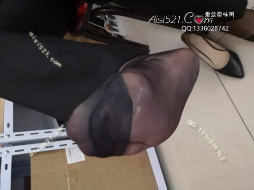 原味丝袜|袜类,臭短丝袜,致命臭(此活动MM随机,不能指定)——2018年4月下旬顾客订购致命臭活动MM(珠宝店长-黑丝)现收足底实拍