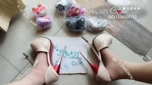 不服来验！超美高贵气质半脸祖宗美S打包出售重口让努努个个拜服！[本页面出售的是打包极臭卡通白棉袜六对]原味丝袜|袜类现货5条以上臭袜打包