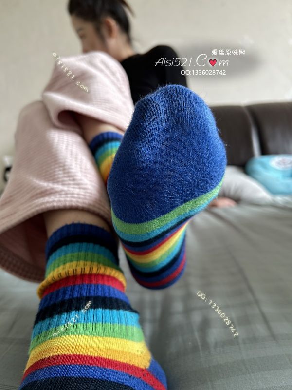 原味丝袜|袜类,臭棉袜,现货~彩虹棉袜好久没洗了,干的时候硬硬的,穿在脚上暖一会就变得黏黏 酸臭至极