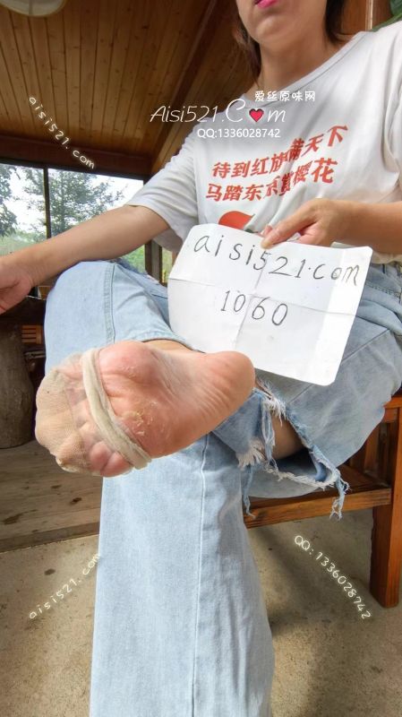 原味丝袜|袜类,臭短丝袜,顶级庞臭酸爽重磅炸弹级前所未有的酸臭，贱狗们，本王的这两双袜子穿成屎了，真的臭，酸的上头，八天没下脚踏破铁鞋户外直播脚泥脚汗把丝丝缕缕都渗透，味道大赞赶紧下单，话不多说看图新鲜的……