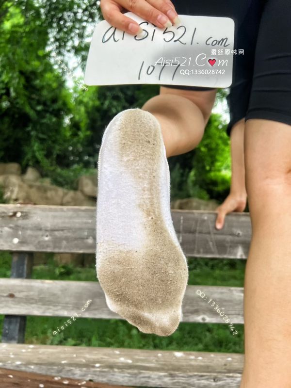 原味丝袜|袜类,臭棉袜,‘’脏臭~穿的发黄了，纯白棉袜   实物味道痕迹更明显  巨脏脏臭。。