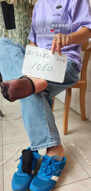 原味丝袜|袜类,臭短丝袜,可以让你瞬间忘记一切烦恼的一款置顶性黑丝短袜，酸臭十足的味道连我自己都爱了，热气腾腾的味新鲜出炉，刚下脚八天八天的黑丝堪称臭袜中的天花板。贱狗们，宝贝们本王更新的慢每一款都得对得起大家的信任。