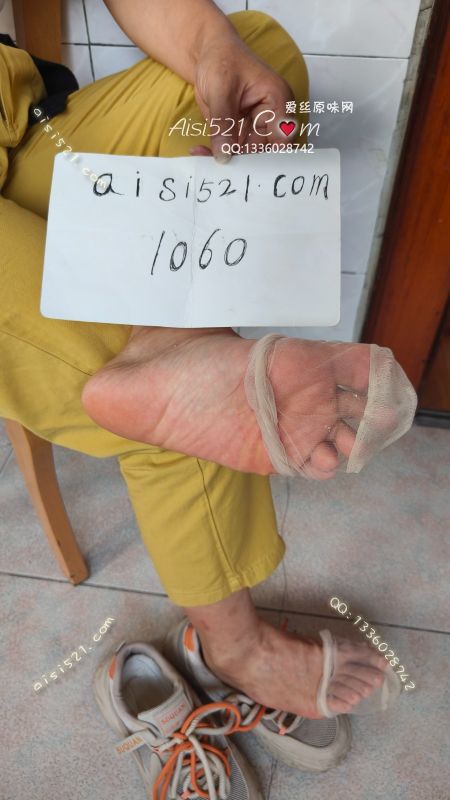 原味丝袜|袜类,臭短丝袜,酸爽短丝袜十天，每天还是踏破战靴，脚泥汗渣浸透丝丝缕缕.酸爽上头的极品丝袜，难得的味道!贱狗们回去套在口罩里让你爽上天，狗懒子也会越来越贱.想趴在本王脚底舔干脚泥贱狗们不容错过赶紧下单.