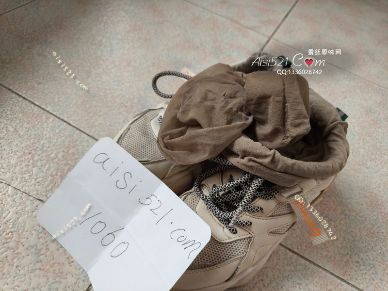 原味丝袜|袜类,臭连裤袜,今年夏天最后一批重磅炸弹级脏臭连裤丝袜，基础二十天!开始下单疯抢吧贱狗们，难得的酸爽臭!看看都让你上头的一款!每天晚上夜深人静时拿出来这款极品你会爽到爆炸的。