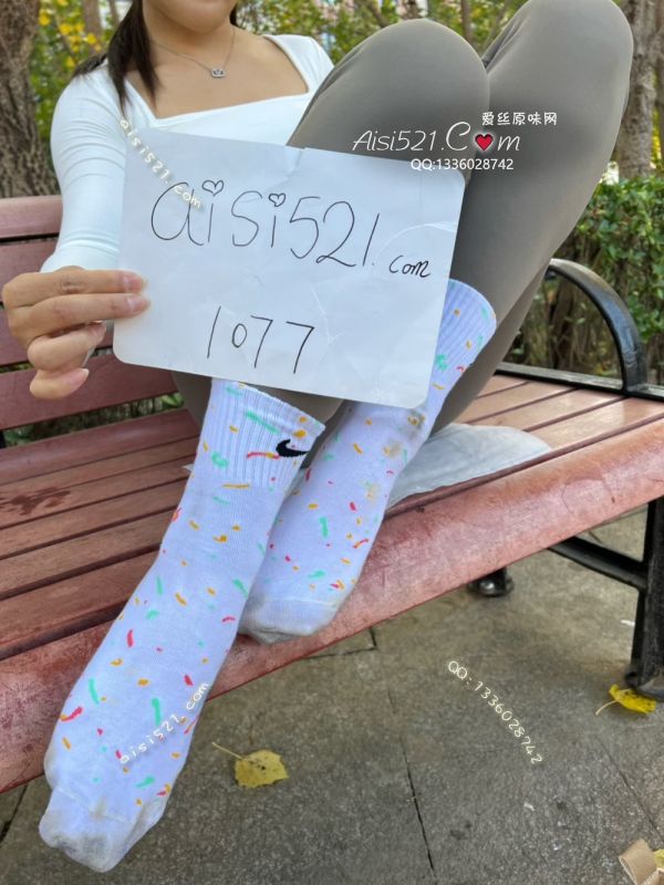 原味丝袜|袜类,臭棉袜,耐克棉袜～一直穿，它的每一根纤维都早已浸透主人的脚汗，染上了主人酸臭的脚气！狗子想要染上主人的仙气吗！狗子的J8想感受奇痒难耐的酥麻快感吗！让它来替主子调教你吧！