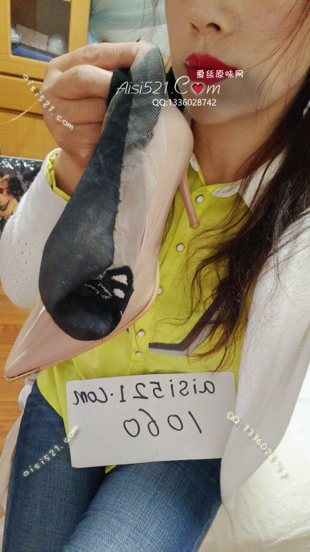 原味丝袜|袜类,臭短丝袜,贱狗不出意外，本王一双久经沙场 的战靴里的一款丝袜穿成鞋垫了。哪个贱狗想挑战一下把丝袜当成氧气面罩扣在的鼻子和嘴里吸取一下病毒性的致命香气!!!如果贱狗能在无敌的气味系下奇迹生还本王就收下贱狗为狗奴。