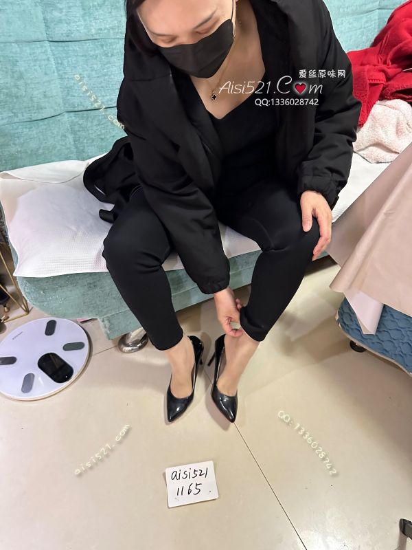 职场魅力(此活动2双起订，免费拍图)服装店女老板 高冷的御姐，每天穿短丝袜，脚是真的臭，这双肉色鞋子脱掉把我熏住了，带口罩都透过来的酸臭味，喜欢重口的看过来了，抓紧了原味丝袜|袜类臭短丝袜