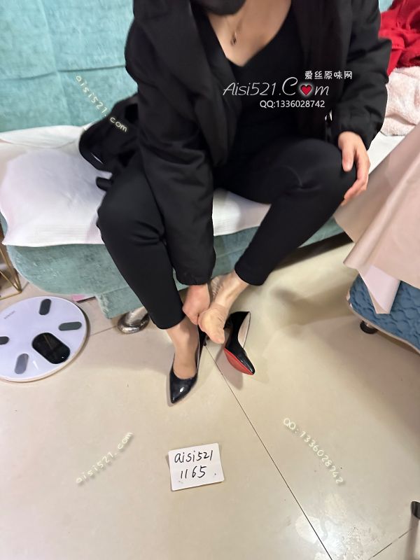 职场魅力(此活动2双起订，免费拍图)服装店女老板 高冷的御姐，每天穿短丝袜，脚是真的臭，这双肉色鞋子脱掉把我熏住了，带口罩都透过来的酸臭味，喜欢重口的看过来了，抓紧了原味丝袜|袜类臭短丝袜