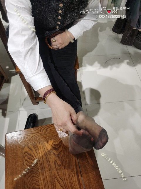 爱丽丝(此活动可指定MM，但袜类随机)——2024年12月份顾客预订导购04汗透高跟灰丝原味丝袜|袜类臭短丝袜