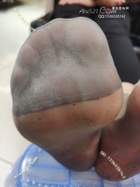 爱丽丝(此活动可指定MM，但袜类随机)——2024年12月份顾客预订导购06美熟女汗渍满满灰丝原味丝袜|袜类臭短丝袜