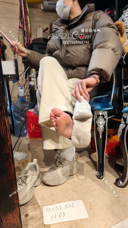 花艺店女老板，41码性感脚型，袜子味道纯酸，每天工作体力消耗较大出汗多原味丝袜|袜类臭棉袜