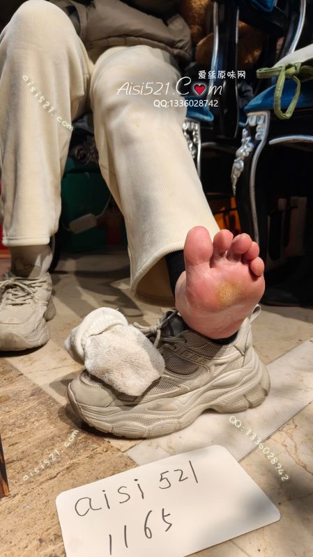 花艺店女老板，41码性感脚型，袜子味道纯酸，每天工作体力消耗较大出汗多原味丝袜|袜类臭棉袜