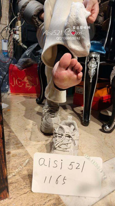 花艺店女老板，41码性感脚型，袜子味道纯酸，每天工作体力消耗较大出汗多原味丝袜|袜类臭棉袜