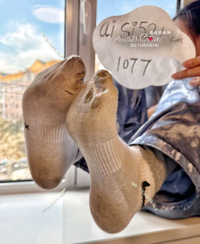 原味丝袜|袜类,臭棉袜,耐克棉袜～它是白色的！你还能看得出来吗？主人一直穿，它的每一根纤维都早已浸透主人的脚汗，染上了主人酸臭的脚气！狗子想要染上主人的仙气吗！狗子的J8想感受奇痒难耐的酥麻快感吗！让它来替主子调教你吧！