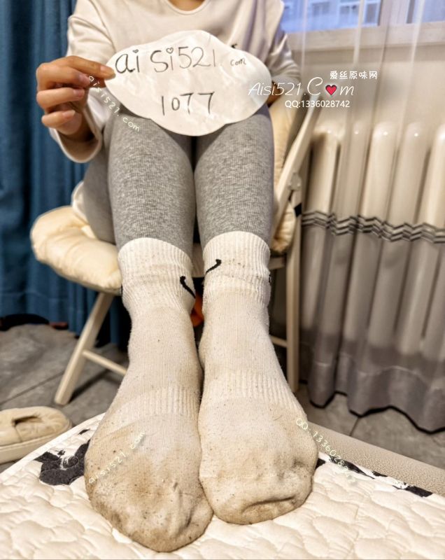 原味丝袜|袜类,臭短丝袜,耐克棉袜～它的每一根纤维都早已浸透主人的脚汗，染上了主人酸臭的脚气！狗子想要染上主人的仙气吗！狗子的J8想感受奇痒难耐的酥麻快感吗！让它来替主子调教你吧！