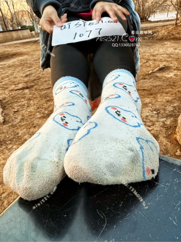 原味丝袜|袜类,臭棉袜,“酸臭”～小贱畜的提神醒脑神器！白色兔兔棉袜…味道散发到全身上下～侵蚀难安！