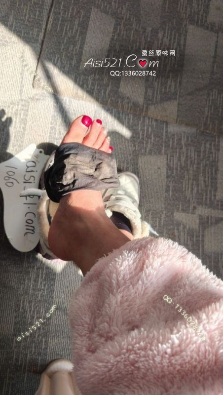 原味丝袜|袜类,臭短丝袜,八天庞臭酸爽痕迹重黑丝加厚天鹅绒短袜，臭酸过瘾一口让你狗懒子直接梆硬，三分钟内包你上天爽歪歪。宝贝们本王脚泥脚汗全都沾满袜底，干后都可以自己站起来，拿回去套在鼻子上猛吸吧！锁味持久。秒