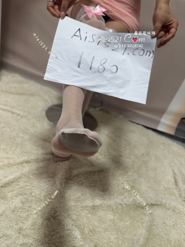 脚底随机熏死两个狗儿子，长筒蝴蝶结，来取原味丝袜|袜类臭长筒丝袜