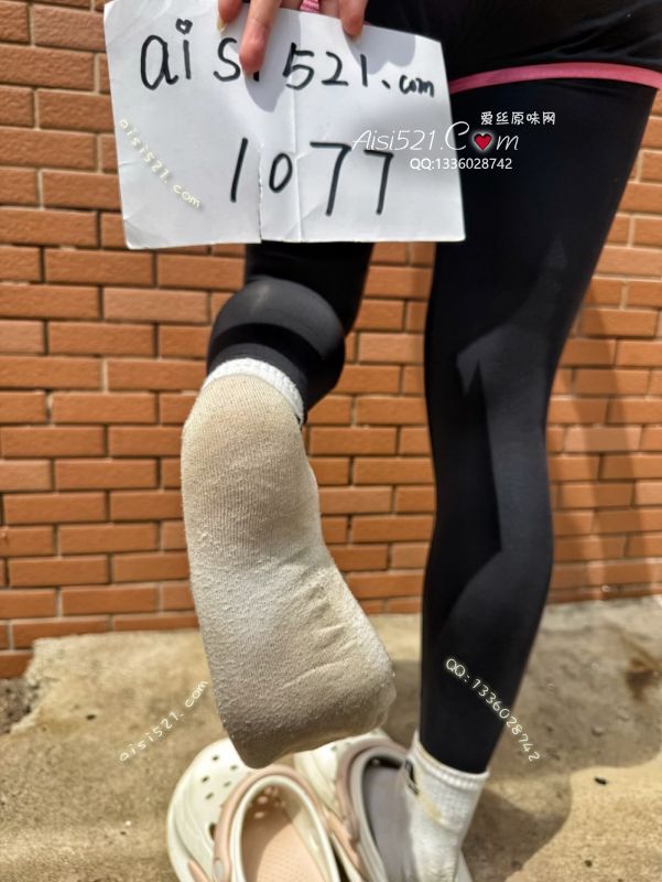 原味丝袜|袜类,臭棉袜,恶臭～阿迪白棉袜网眼款、夏季气温升高，持续运动出汗～湿透整个袜身！