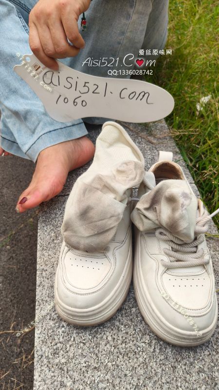 穿出藕断丝连的感觉，反反复复穿穿一天放一天有时穿两天房两天就这么穿着，反复穿有十几天汗脚穿棉袜，庞臭酸爽无比！每天户外直播运动鞋里都包浆了。这感觉质感谁拥有谁立马上头。话不多说自己看图，下单真空包装原味丝袜|袜类臭棉袜