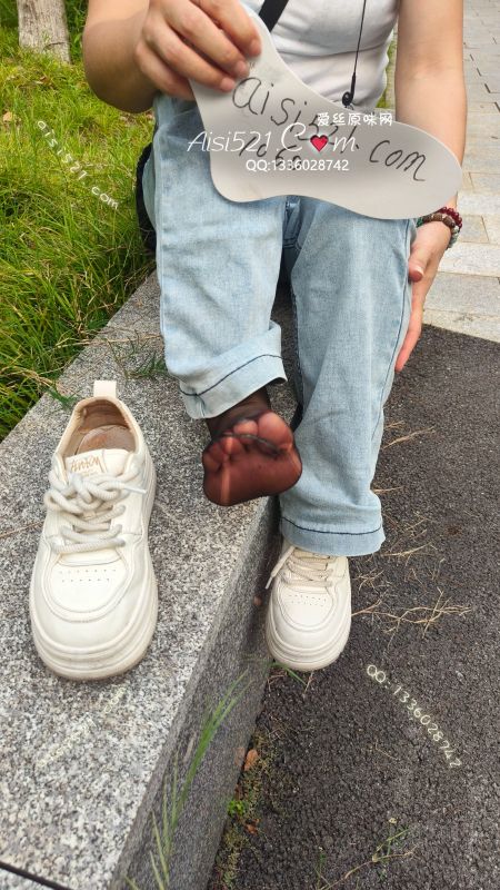 顶级过肺庞臭酸爽黑丝短袜，脚尖透明性感好用，特别是套在狗懒子上，抹擦感更好，一直放在鼻子上，完美组合，赶紧下单趁新鲜发货。真空包装。原味丝袜|袜类臭短丝袜