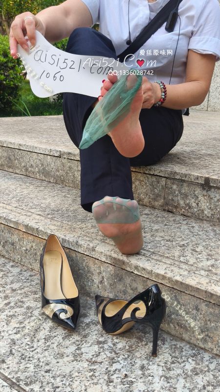 每天无法提防的酸臭丝袜，从脚底熏到空间里，这味道是每天穿高跟鞋上班这双大汗脚把丝丝缕缕浸泡成顶级的酸臭感。贱狗们，下单拥有此刻解决你所有的烦恼，一口过肺让你瞬间清醒。真空包装原汁原味。原味丝袜|袜类臭短丝袜