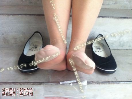 原味丝袜|袜类,臭长筒丝袜,爱丽丝(本土的BYD)——2014-8月中旬顾客订购化妆07妹妹工作丝袜(特选-化妆07妹妹-肉丝长筒),此活动免费拍摄打包图