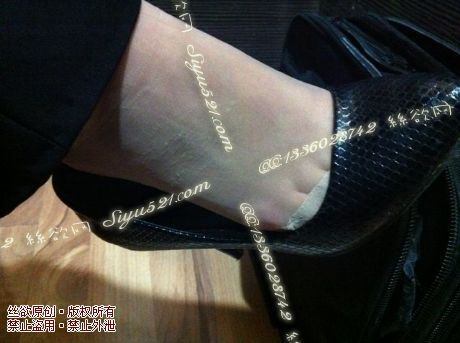 原味丝袜|袜类,臭短丝袜,爱丽丝(本土的BYD)——2014-10月初顾客订购专柜05妹妹工作丝袜(特选-专柜05妹妹-酸臭的肉丝),此活动免费拍摄打包图