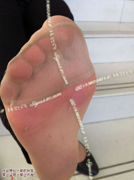 原味丝袜|袜类,臭短丝袜,爱丽丝(本土的BYD)——2014-10月初顾客订购珠宝01妹妹工作丝袜(特选-珠宝01妹妹-肉色短丝),此活动免费拍摄打包图