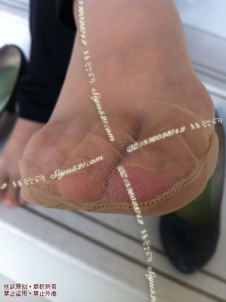原味丝袜|袜类,臭短丝袜,爱丽丝（本土的BYD）——2014-11月初旬顾客订购专柜09熟女工作丝袜，足尖部分清晰的熟女汗碱（特选-专柜09熟女-足尖透明的肉丝），此活动免费拍摄打包图