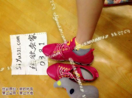 原味女鞋|鞋类,休闲平底,红色运动鞋，脚味浓郁，可露脸