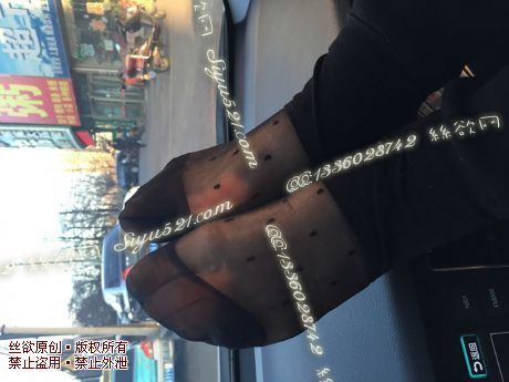 原味丝袜|袜类,臭短丝袜,致命臭(此活动MM随机，不能指定)——2015年1月中旬顾客订购致命臭活动MM（黑丝短袜-在车里为客户展示臭丝袜看的我都起兴了）现收足底实拍，不可选择MM，免费附带无水印高清收购足底实拍图。