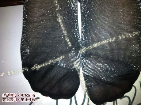 原味丝袜|袜类,臭短丝袜,致命臭(此活动MM随机,不能指定)——2012-12-9日客户订购极品臭丝现场实拍(珠光丝),不可选择MM,免费附带无水印高清收购足底实拍图。