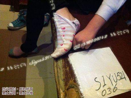 原味丝袜|袜类,臭棉袜,致命臭(此活动MM随机,不能指定)——2013-1-21日客户订购极品臭丝现场实拍(棉袜),不可选择MM,免费附带无水印高清收购足底实拍图。