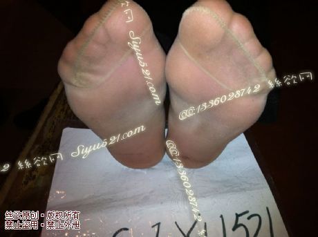 原味丝袜|袜类,臭短丝袜,致命臭(此活动MM随机,不能指定)——2013-3-9日客户订购2双极品臭丝现场实拍(肉丝),不可选择MM,免费附带无水印高清收购足底实拍图。