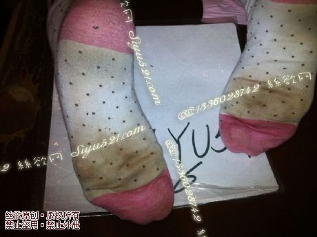 原味丝袜|袜类,臭长筒丝袜,致命臭(此活动MM随机,不能指定)——2013-3-18日实拍顾客订购的1双白色棉袜,味道极臭,挑战重口味最高境界(白棉袜),不可选择MM,免费附带无水印高清收购足底实拍图。