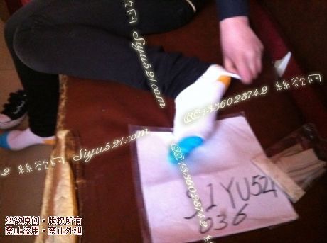 原味丝袜|袜类,臭棉袜,致命臭(此活动MM随机,不能指定)——2013-3-24日客户订购2双极品臭丝现场实拍(白棉袜),不可选择MM,免费附带无水印高清收购足底实拍图。