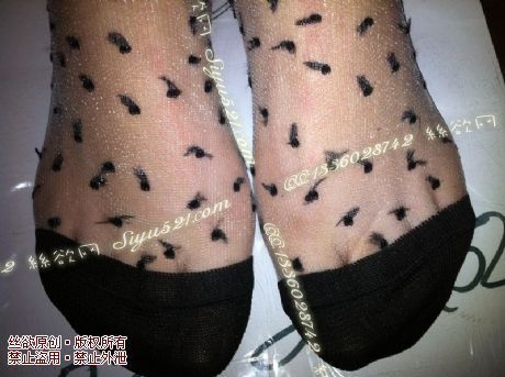 原味丝袜|袜类,臭短丝袜,致命臭(此活动MM随机,不能指定)——2013-4-2日实拍顾客订购的2双短丝,汗脚妹超重口味(韩丝),不可选择MM,免费附带无水印高清收购足底实拍图。