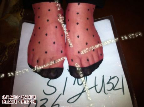 原味丝袜|袜类,臭短丝袜,致命臭(此活动MM随机,不能指定)——2013-4-6日客户订购彩丝与棉袜2双,味道极重(彩丝),不可选择MM,免费附带无水印高清收购足底实拍图。