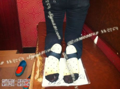 原味丝袜|袜类,臭短丝袜,致命臭(此活动MM随机,不能指定)——2013-4-13日客户订购彩丝与棉袜2双,味道极重,适合重口味会员(彩丝),不可选择MM,免费附带无水印高清收购足底实拍图。