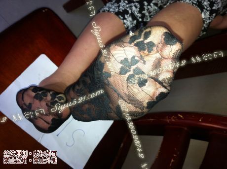 原味丝袜|袜类,臭短丝袜,致命臭(此活动MM随机,不能指定)——2013-8-30日顾客订购餐厅MM工作丝袜现收足底实拍(黑色船袜),不可选择MM,免费附带无水印高清收购足底实拍图。