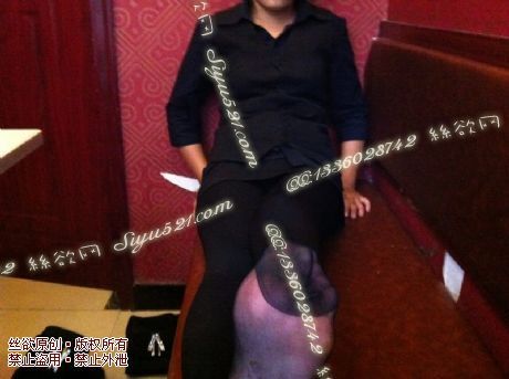 原味丝袜|袜类,臭短丝袜,致命臭(此活动MM随机,不能指定)——2013-10-7日顾客订购2双餐厅MM工作丝袜现收足底实拍(水晶黑丝),不可选择MM,免费附带无水印高清收购足底实拍图。