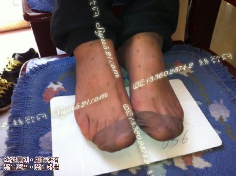 原味丝袜|袜类,臭短丝袜,致命臭(此活动MM随机,不能指定)——2013-10-7日顾客订购2双餐厅MM工作丝袜现收足底实拍(咖啡短丝),不可选择MM,免费附带无水印高清收购足底实拍图。