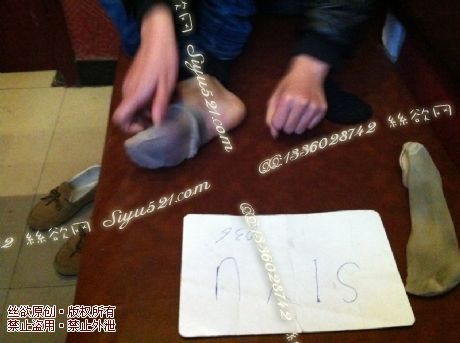 原味丝袜|袜类,臭短丝袜,致命臭(此活动MM随机,不能指定)——2013-10-20日顾客订购2双烤肉店妹妹工作丝袜现收足底实拍(肉丝02),不可选择MM,免费附带无水印高清收购足底实拍图。