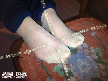 原味丝袜|袜类,臭短丝袜,致命臭(此活动MM随机,不能指定)——2013-10-24日顾客订购2双餐厅MM工作丝袜现收足底实拍【王牌汗脚妹,臭到头发晕】(肉丝),不可选择MM,免费附带无水印高清收购足底实拍图。