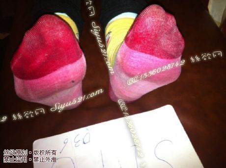 原味丝袜|袜类,臭短丝袜,致命臭(此活动MM随机,不能指定)——2013-11-15日顾客订购烤肉店01号王牌妹妹工作丝袜,拍照时满包房臭味,收购员不敢呼大气(棉袜),不可选择MM,免费附带无水印高清收购足底实拍图。