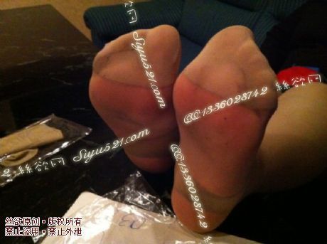 原味丝袜|袜类,臭短丝袜,致命臭(此活动MM随机,不能指定)——2013-11-15日顾客订购咖啡店19号妹妹工作丝袜,拍照时满包房臭味,收购员不敢呼大气(肉丝连裤),不可选择MM,免费附带无水印高清收购足底实拍图。