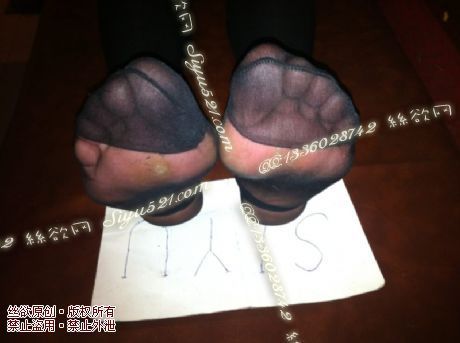 原味丝袜|袜类,臭短丝袜,致命臭(此活动MM随机,不能指定)——2013-11-20日顾客订购酒店24号妹妹工作丝袜现收足底实拍(黑丝),不可选择MM,免费附带无水印高清收购足底实拍图。